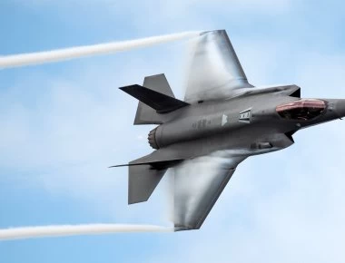 F-35: Δείτε την εντυπωσιακή προσγείωση που θα σας αφήσει «άφωνους» (βίντεο)